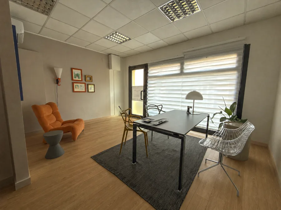 Studio di psicologia ad Adria della Dott.ssa Arianna Rizzello — sala colloqui con scrivania e poltrona